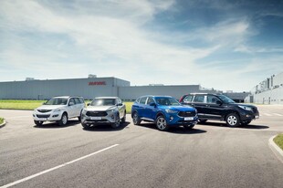 四辆汽车停在户外道路上