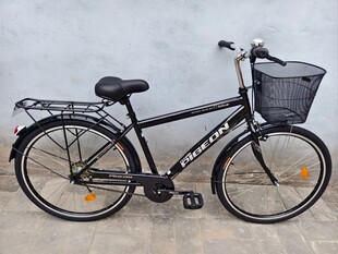 黑色载货自行车停靠墙边