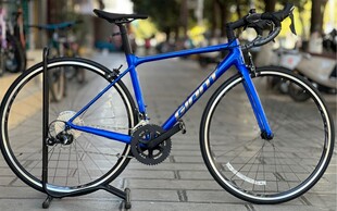 蓝色公路自行车展示