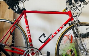 复古红色公路自行车展示