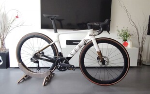 室内停放的时尚公路自行车