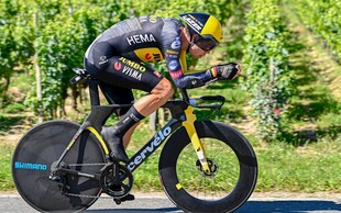 公路骑行者专注奋力骑行