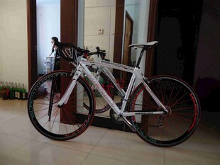 室内停放的时尚公路自行车