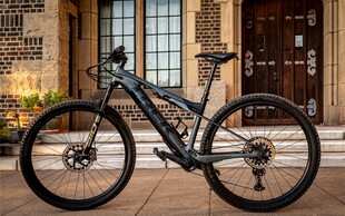 户外停放的高性能山地自行车