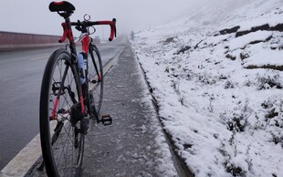 雪中路旁的公路自行车