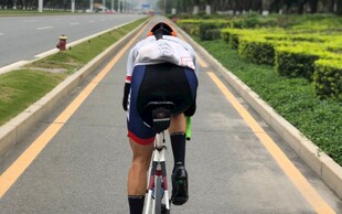 男子公路骑行背影