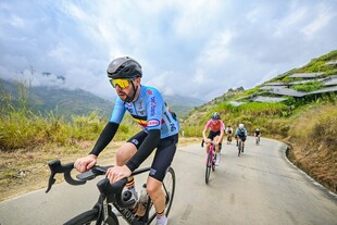 骑行者在山间公路畅快骑行