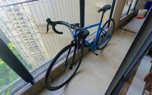 阳台停放的蓝色公路自行车