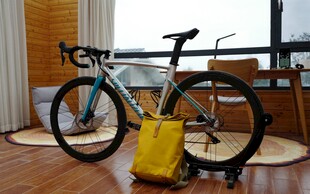 室内停放的自行车与驮包