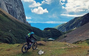 山地骑行者穿梭壮美山间