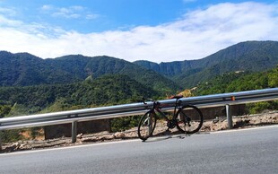 公路旁的山地自行车与风景