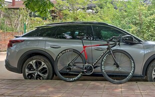 汽车搭载自行车场景