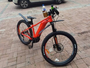 红色山地自行车户外停放