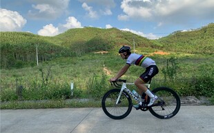 公路骑行者畅享户外风景
