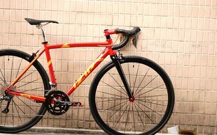 红色公路自行车展示