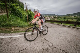 女子骑行于山间公路