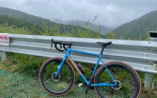 公路自行车停靠于山野护栏旁