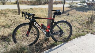 户外停放的黑色山地自行车