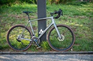 公路自行车停靠在户外