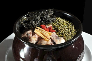 韩式参鸡汤  营养滋补美味