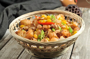 竹篮中的美味鸡肉炒杂蔬