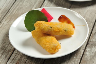 美味炸春卷摆于盘中