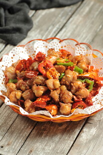 美味辣子鸡丁摆于盘中