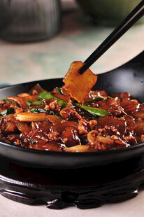 粉皮 筷子夹起食材