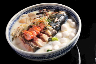 鱼头汤  食材丰富超诱人