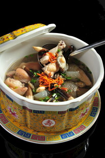 美味瓦罐汤食材丰富诱人