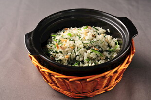 竹篮中的美味蔬菜炒饭