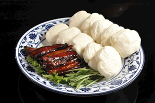 中式点心与卤味拼盘