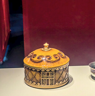 蒙古风格雕花黄盖盒