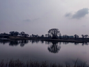 宁静湖畔黄昏倒影美景