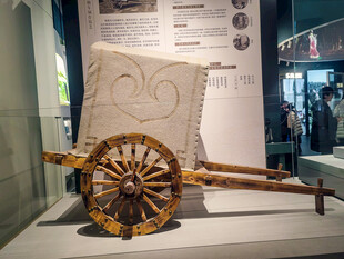古代木制车轮车具展品