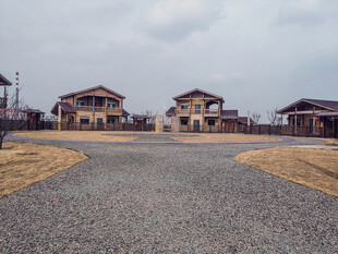 乡村别墅前的开阔石子路