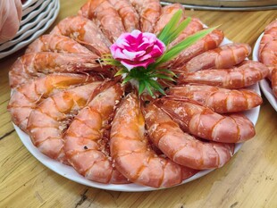 一盘美味鲜虾摆盘精致