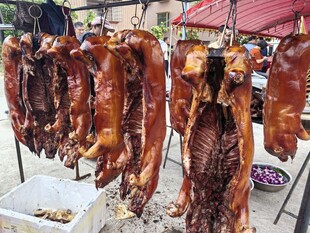 市场中悬挂的美味腊味
