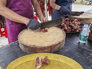 现场切分美味烤猪
