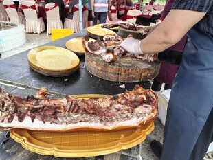 厨师制作美味烤肉料理