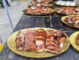 美味烤猪肉摆满桌