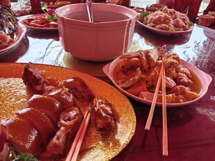 丰盛中式美食摆满餐桌
