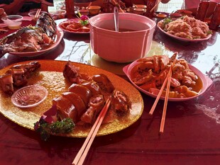 丰盛中式美食摆满一桌