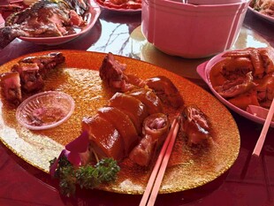 美味湛江烧猪中式菜肴摆桌场景