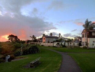 黄昏下的宁静小镇风光