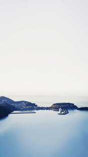 宁静湖景中的远山倒影