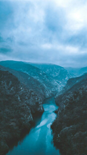 山间蓝河