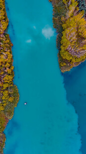 蓝色水域中的葱郁岛屿