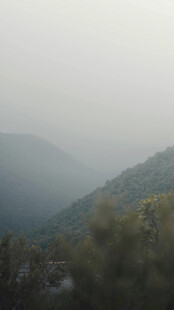 山间雾景