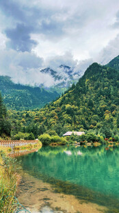 青山绿水间的秀丽湖景